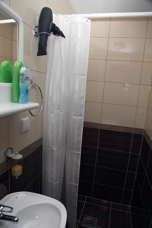 Silver House Hostel Cacak Phòng bức ảnh