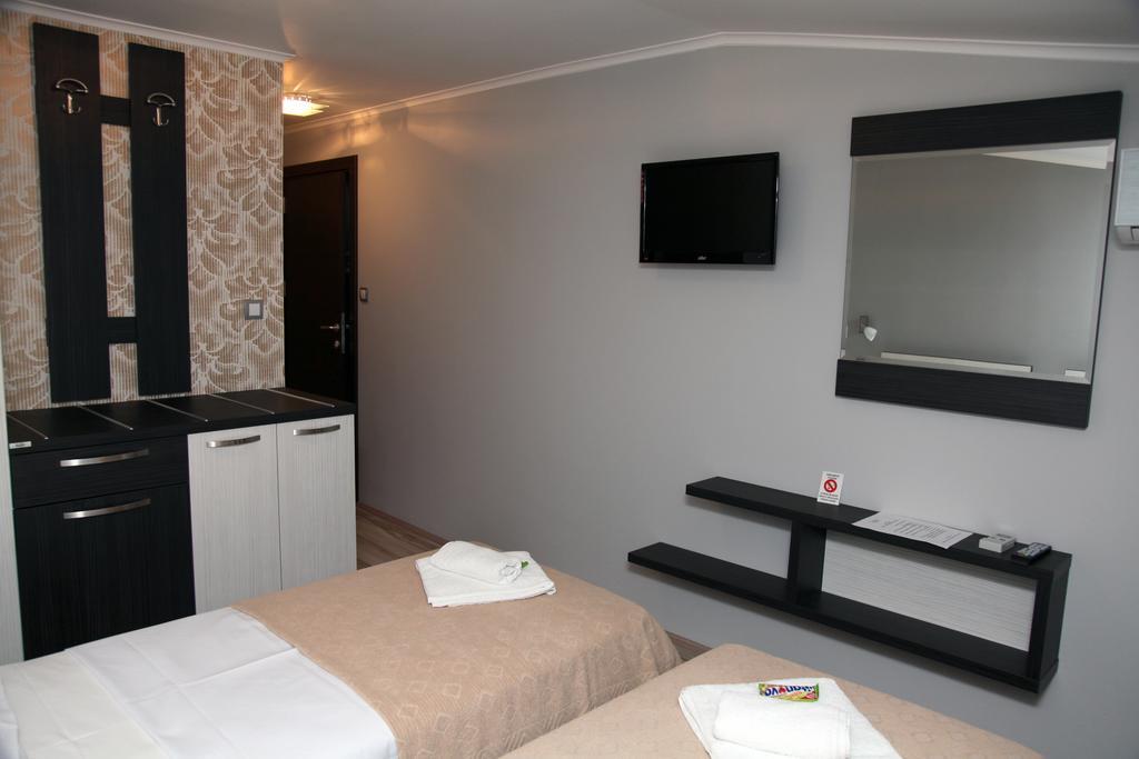 Silver House Hostel Cacak Phòng bức ảnh